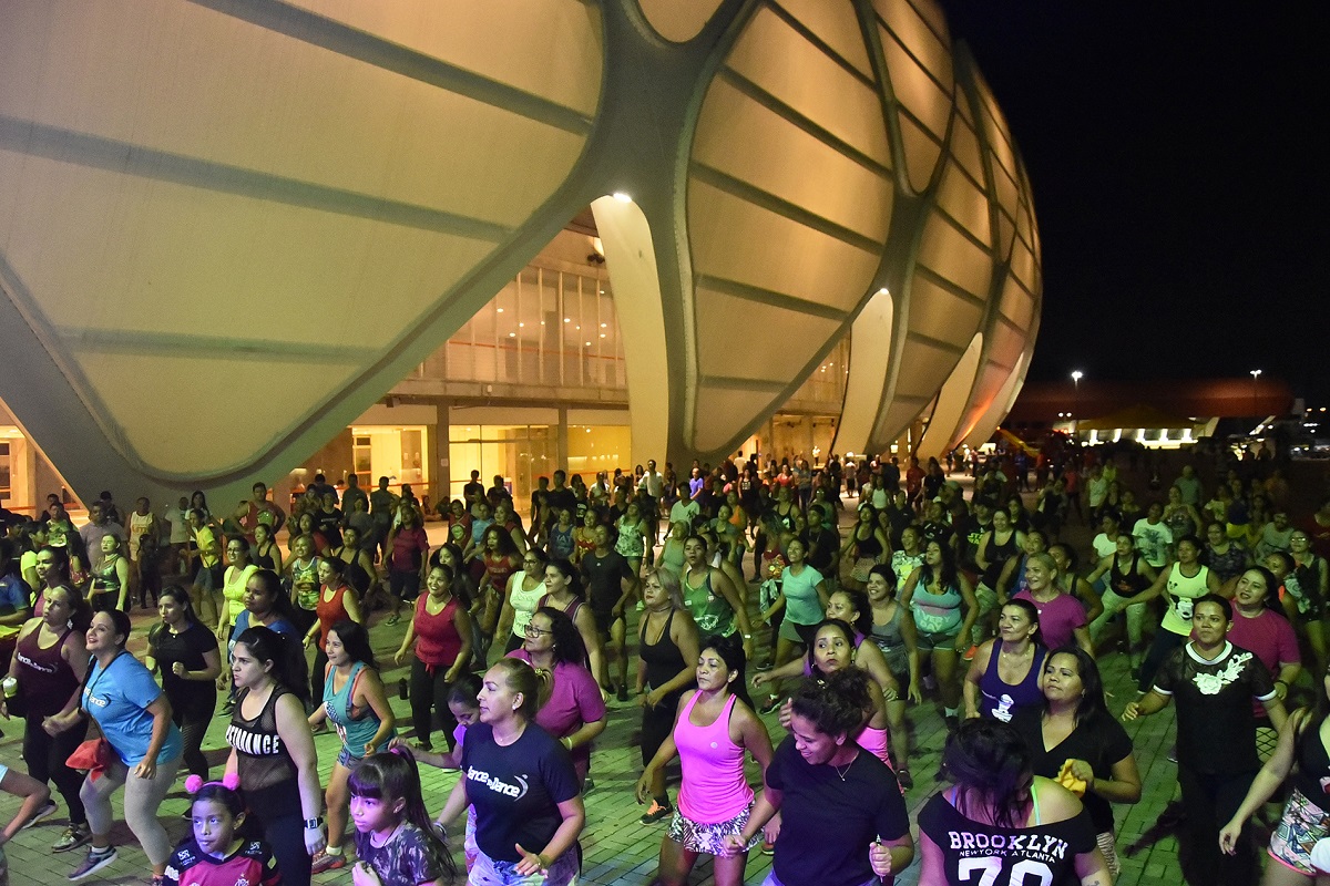 Projeto ‘Mexa-se Dance’ agitou o Podium da Arena com aula de ritmos gratuito