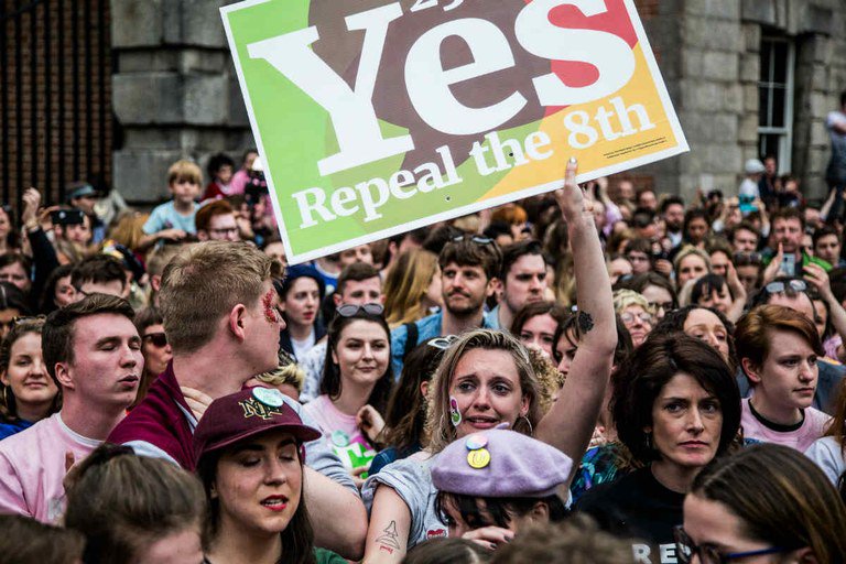 66% do irlandeses votam a favor da legalização do aborto no país