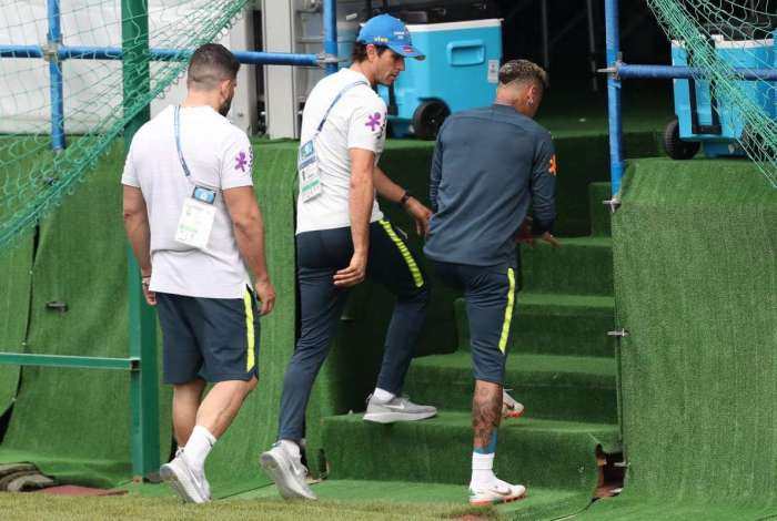 Neymar Jr volta a sentir dores no pé direito e deixa treino